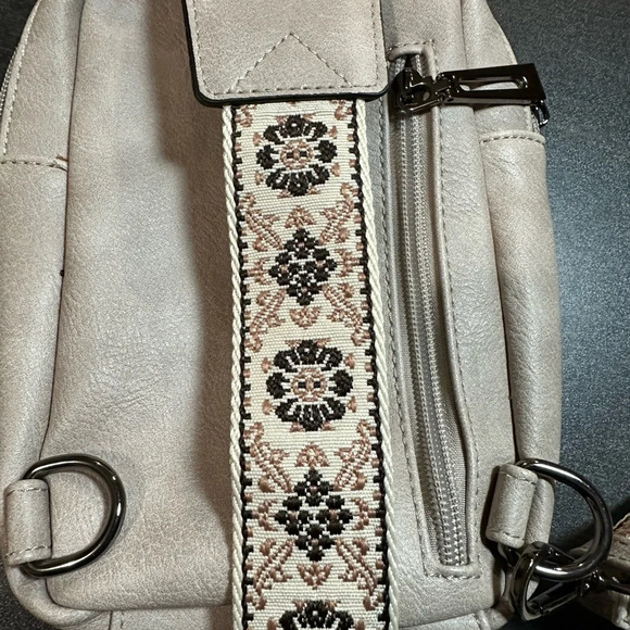 Imperial Horse light tan cross body, sling bag, fanny pack - Picture 4 of 6